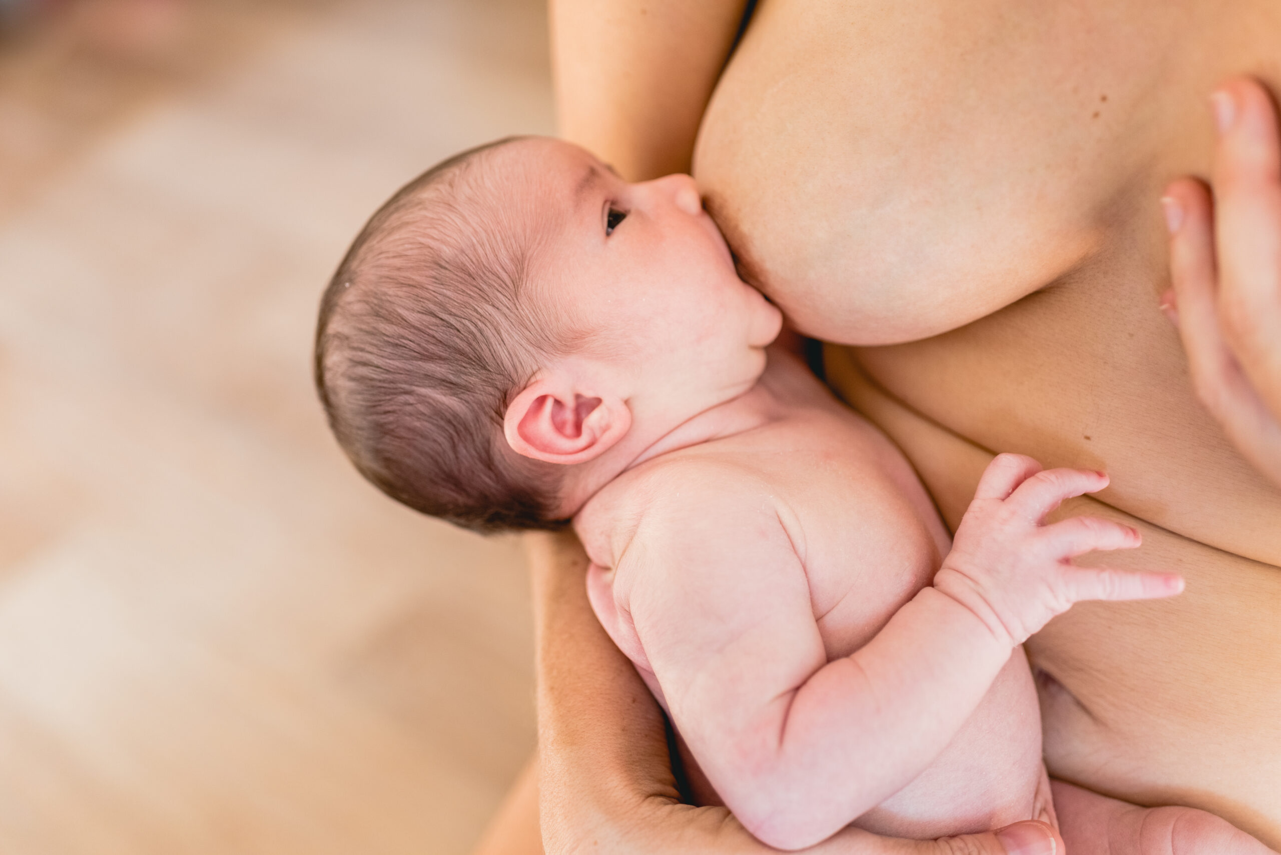 ammende baby ved brystet
